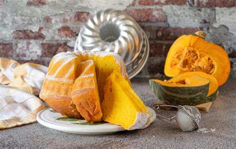 Torta alla zucca appena sfornata e decorata