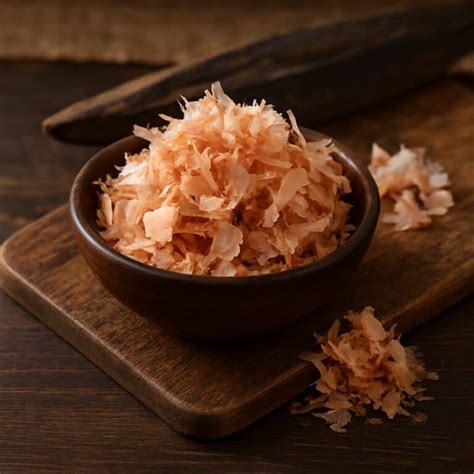 Scaglie di katsuobushi su un piatto