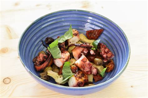 Una ciotola di poke colorata con tentacoli di polpo