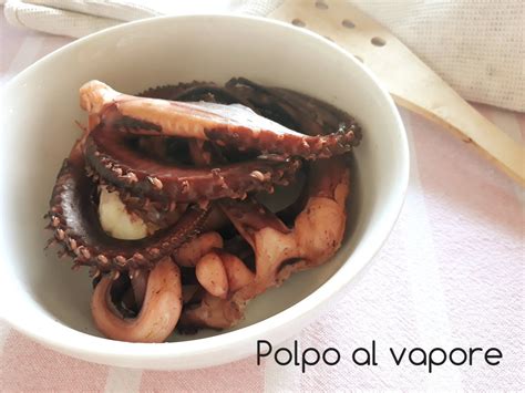 Un piatto di polpo al vapore con verdure saltate