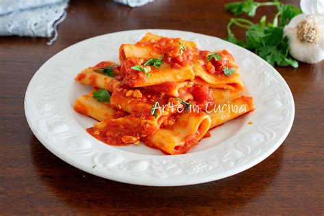 Piatto di paccheri al ragù di maiale