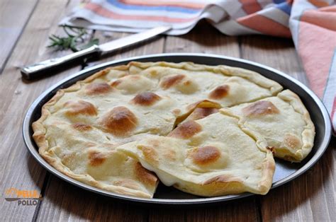 Focaccia di Recco con formaggio fuso