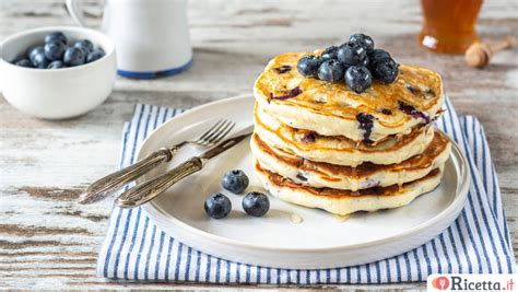 Pancakes impilati con miele e mirtilli