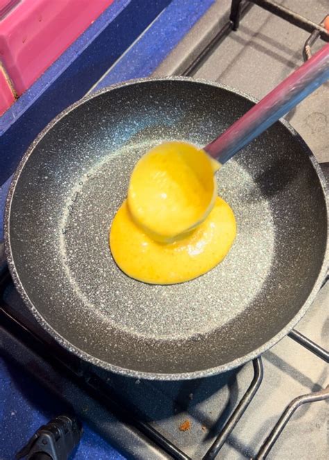 Padellino con pancake in cottura