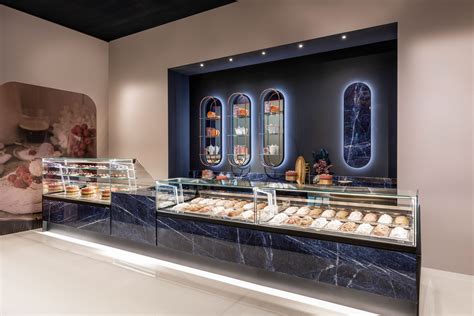 vetrina pasticceria con torte moderne