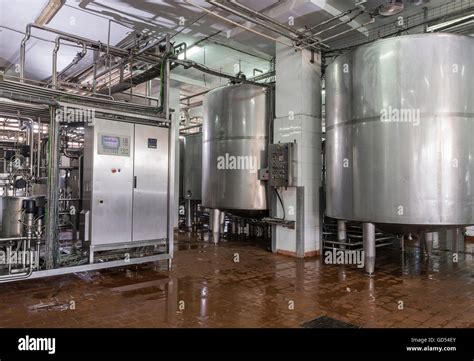 Vista interna di un impianto di produzione alimentare moderno