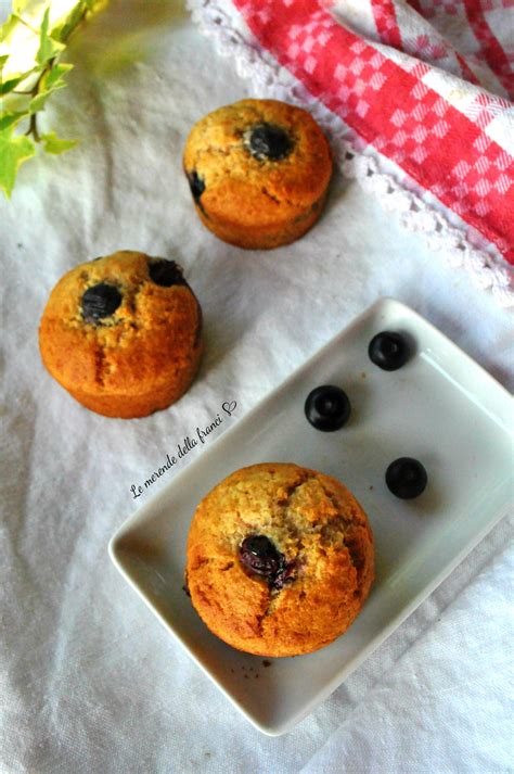 Ingredienti frullati in un mixer per muffin vegani ai fagioli