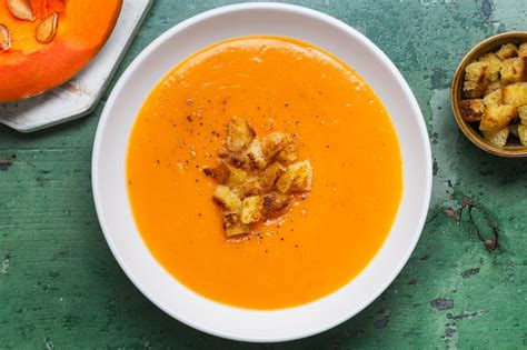 Ingredienti per la crema di zucca e peperoni in una ciotola