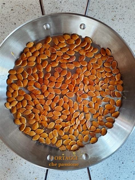 Semi di zucca tostati su una teglia