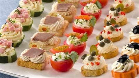 vassoio assortito di stuzzichini freddi