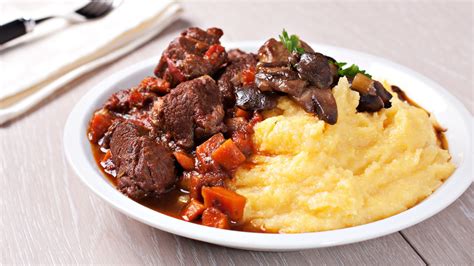 Piatto di spezzatino con polenta
