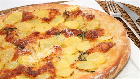 Pizza con scamorza filante