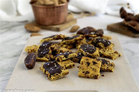 Mandorle e datteri per una base senza biscotti