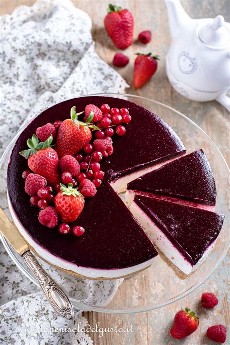 Cheesecake vegana con frutta e cioccolato