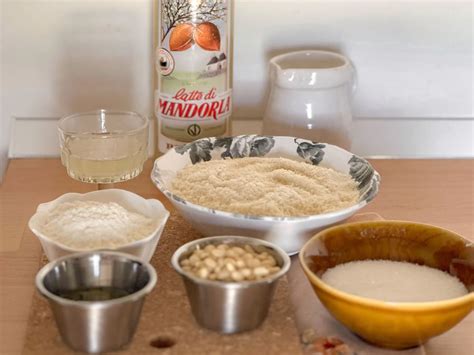 Due ciotole, una con ingredienti liquidi e una con ingredienti secchi, pronte per essere unite