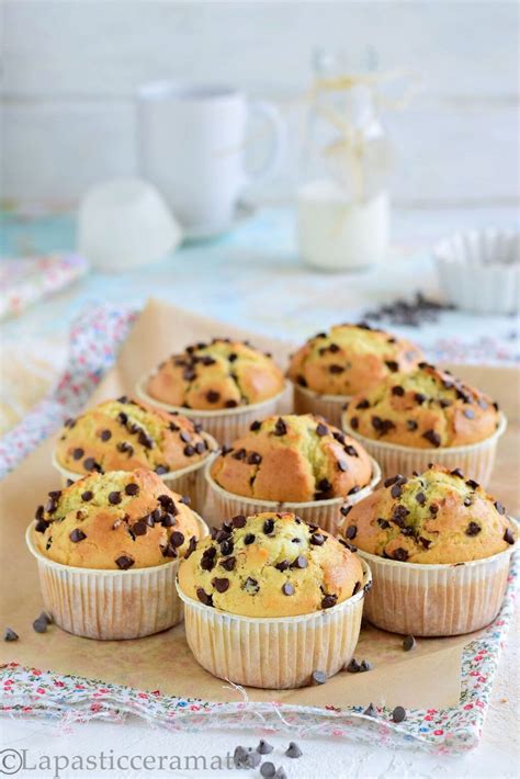 Muffin al cocco con gocce di cioccolato, mostrando la loro texture soffice