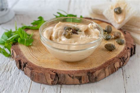 Ciotola con ingredienti per la salsa tonnata