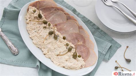 Piatto di vitello tonnato pronto per essere servito