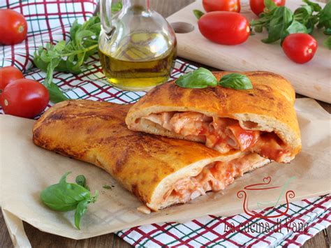 Calzone al forno ripieno di prosciutto e mozzarella