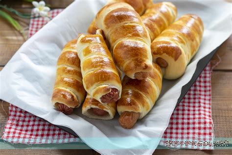 Rollò con wurstel, un classico della rosticceria