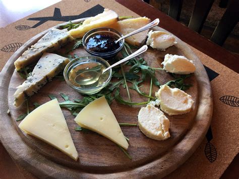 Asaparagi freschi e taleggio su un tagliere