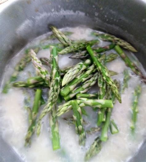 Punte di asparagi sbollentate in acqua fredda