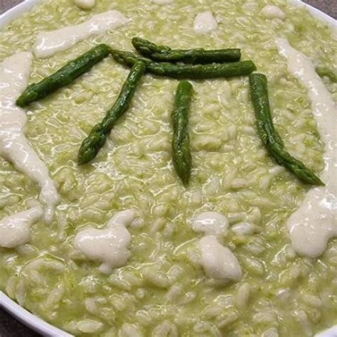 Primo piano di risotto asparagi e taleggio impiattato