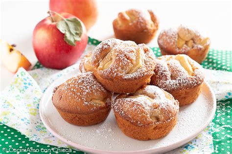 Ingredienti per muffin alle mele disposti su un tavolo