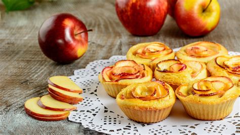 Muffin alle mele decorati con cannella e zucchero di canna