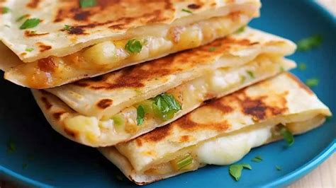 Piadina aperta con ripieno di gorgonzola, pesche e rucola
