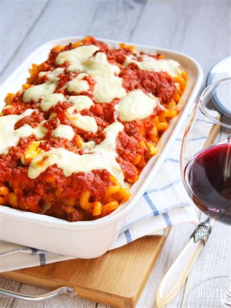 Una teglia fumante di pasta al forno ricca di ingredienti