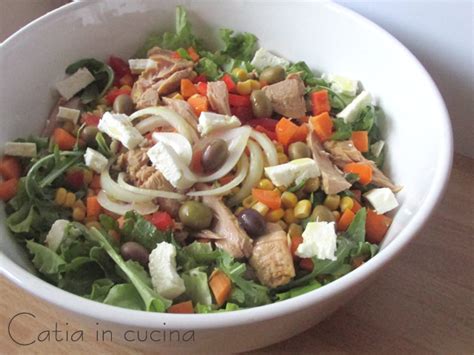 Una colorata e ricca insalatona mista