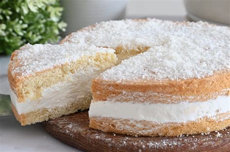 Immagine di una torta soffice decorata con cocco grattugiato