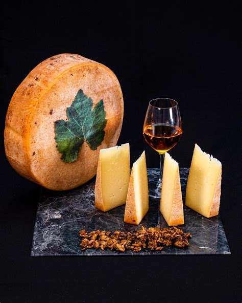 Un assortimento di formaggi Moro, con particolare enfasi sull'Oro Rosso