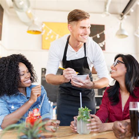 Immagine di personale di un bar che serve clienti con un sorriso