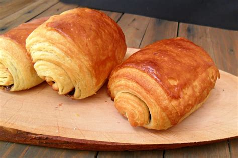 Interno di una boulangerie parigina con esposizione di croissant e pain au chocolat