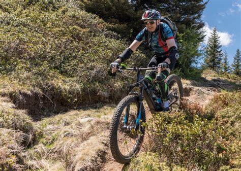 Dune FAV in azione su un terreno accidentato