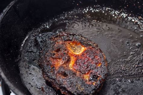 Padella con cibo bruciato