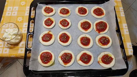 Dischetti di impasto per pizzette stesi su una teglia