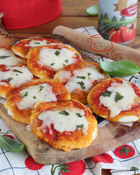 Pizzette senza lievito condite e pronte per essere infornate