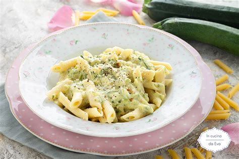 Pasta con zucchine e pangrattato tostato