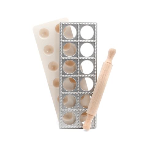 Varietà di stampi per ravioli disponibili su una piattaforma di e-commerce