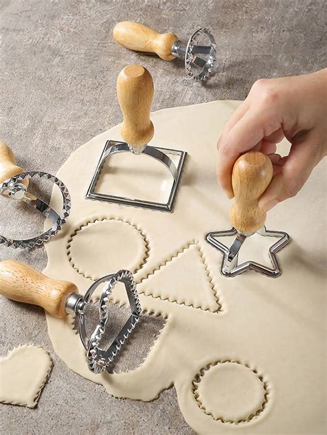 Stesura della pasta per ravioli con mattarello