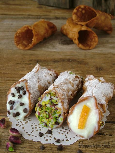 Cannoli siciliani appena fritti e ripieni