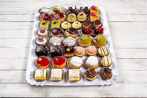 Bignè assortiti su un vassoio