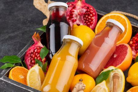 Varietà di liquori e succhi di frutta per bagne