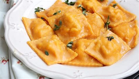 Formazione manuale di ravioli di zucca