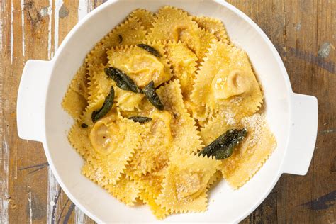 Ravioli di zucca conditi con burro e salvia
