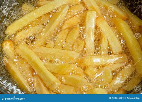 Patate fritte in olio bollente