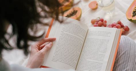 Illustrazione di una persona che legge un libro con un'aura sensuale